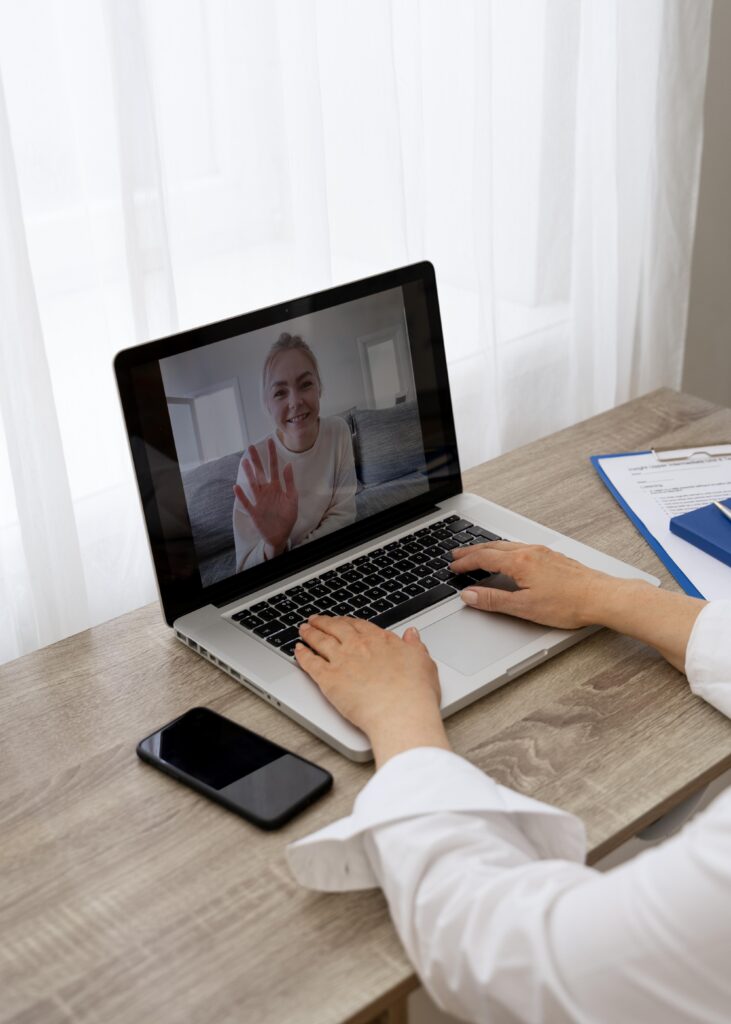 Paciente en videollamada con el médico