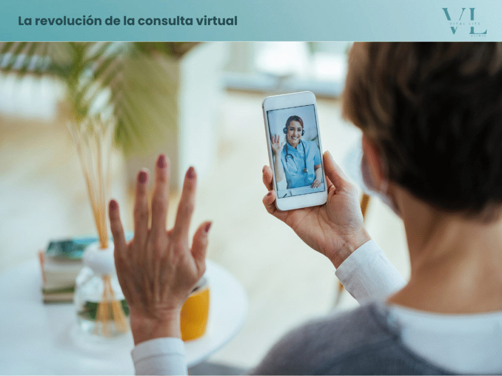 Mujer saludando a su médica de telemedicina, en el sofá de su hogar.