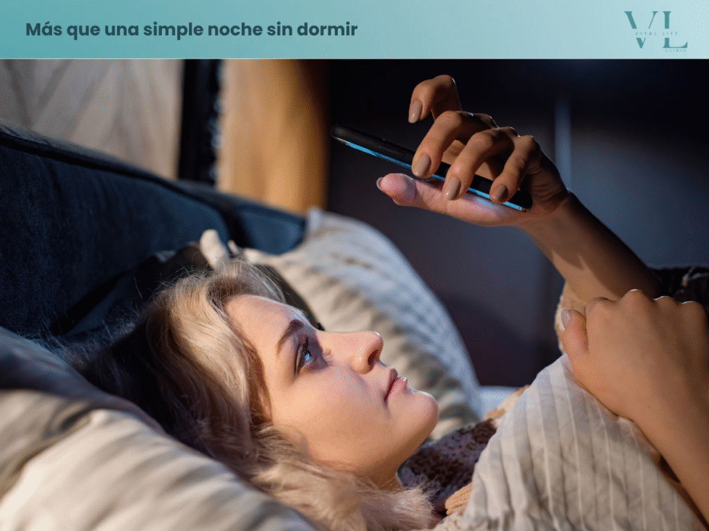 Mujer con insomnio usando el celular en la cama