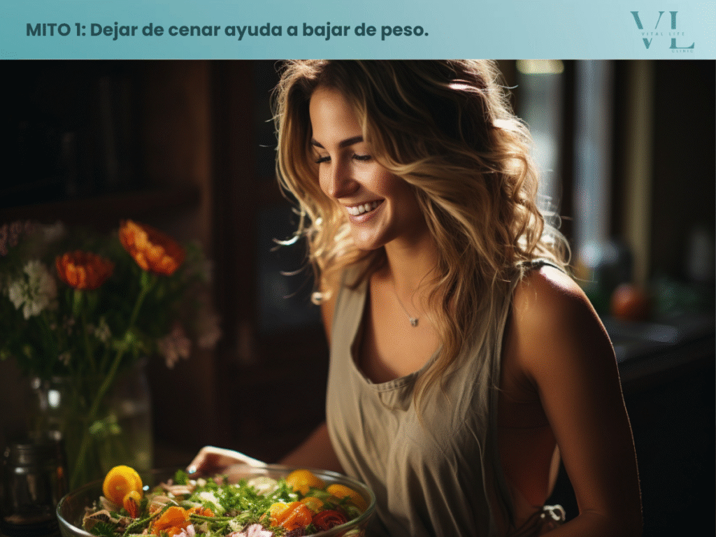 Mujer cenando una ensalada variada, nutritiva y liviana.