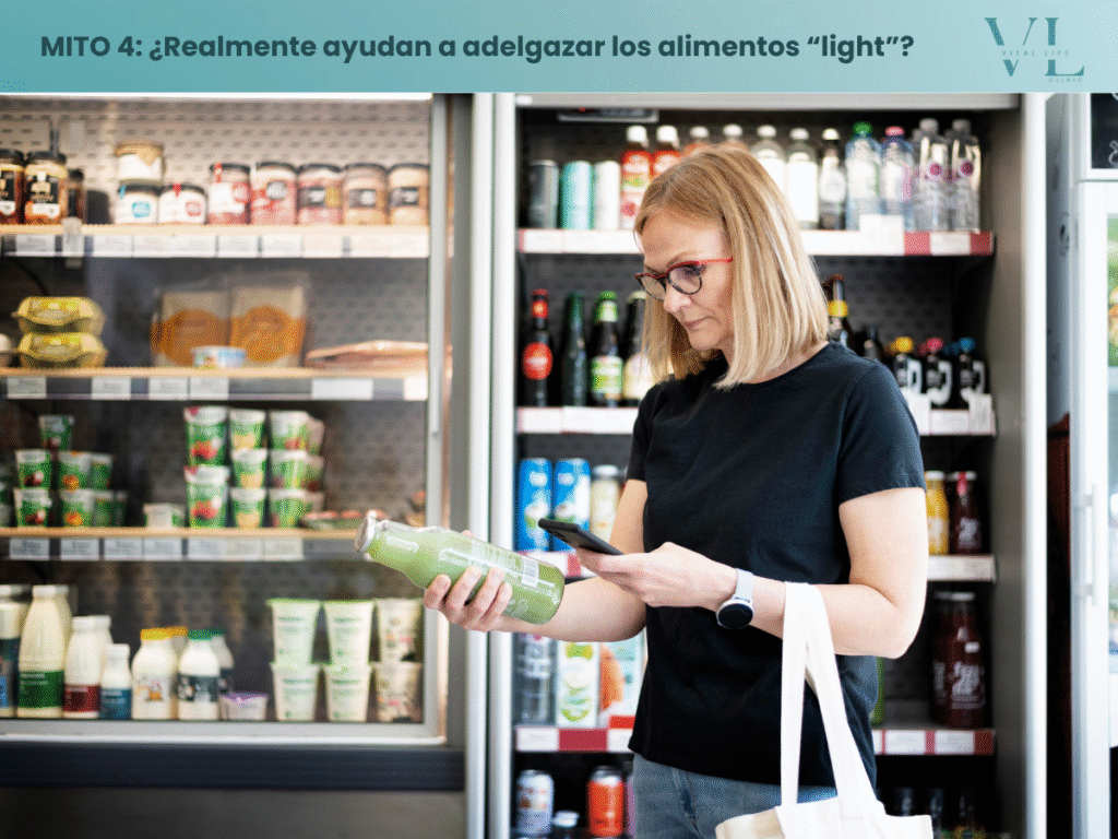 Mujer leyendo la información nutricional de un alimento en el supermercado