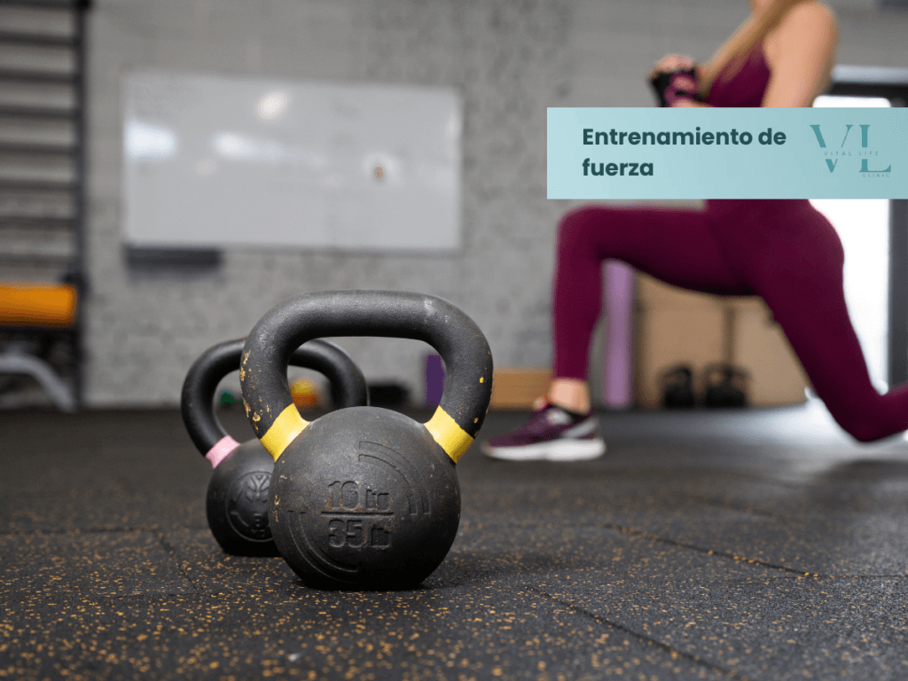 Persona realizando ejercicio de fuerza para mejorar la composición corporal en el programa de Vital Life.