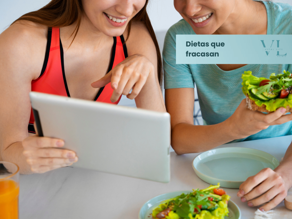 Mujeres con alimentación saludable, mirando su plan nutricional de manera online