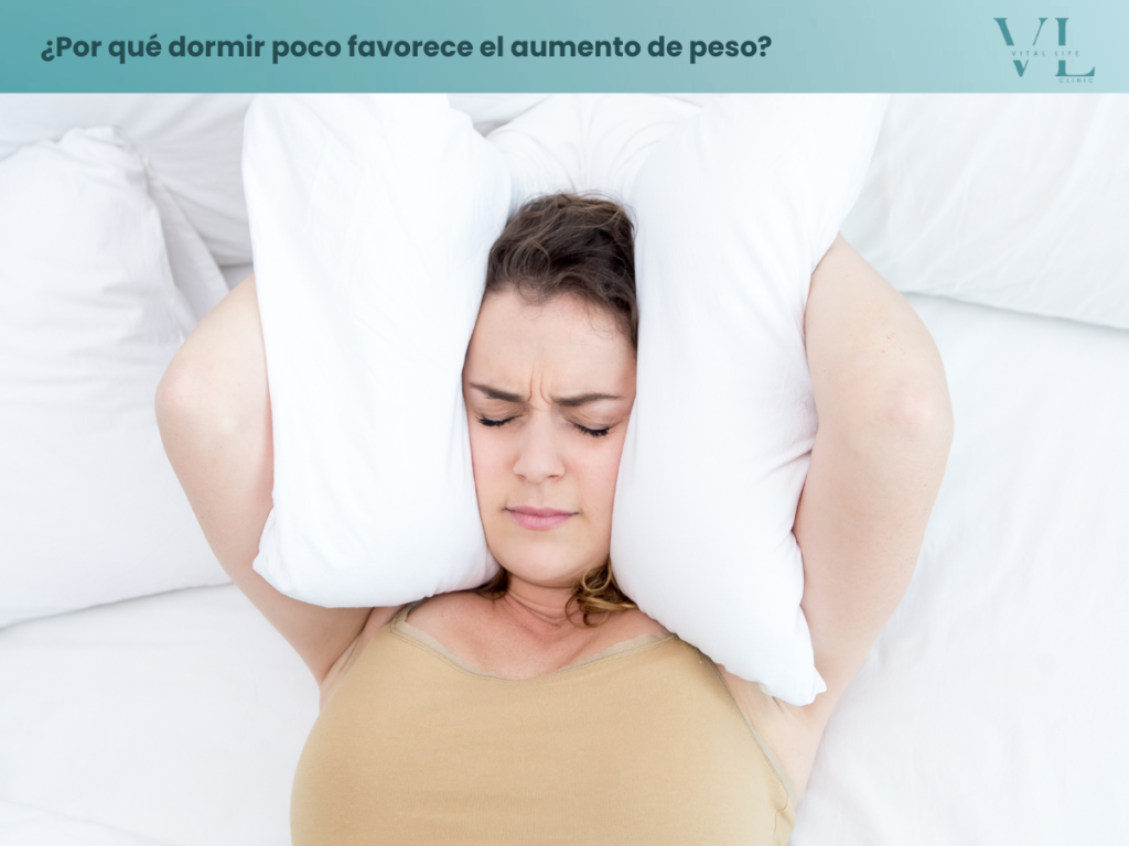 Persona cansada por falta de sueño, lo que puede aumentar la preferencia por alimentos calóricos.