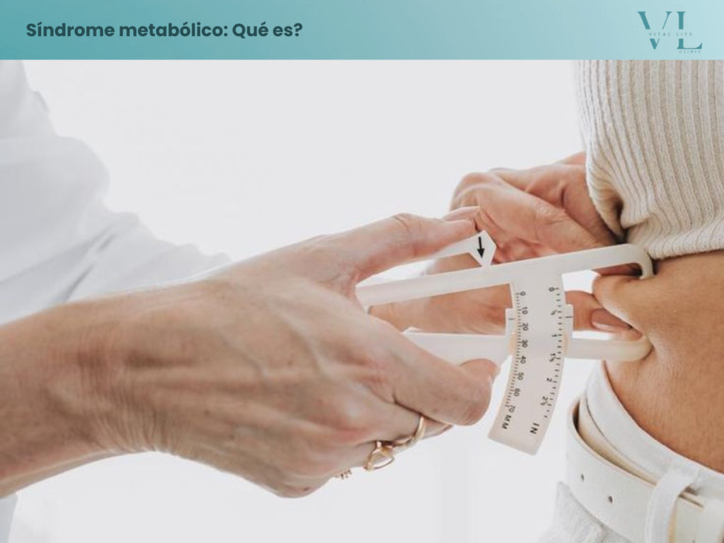 Profesional de la salud midiendo la grasa abdominal
