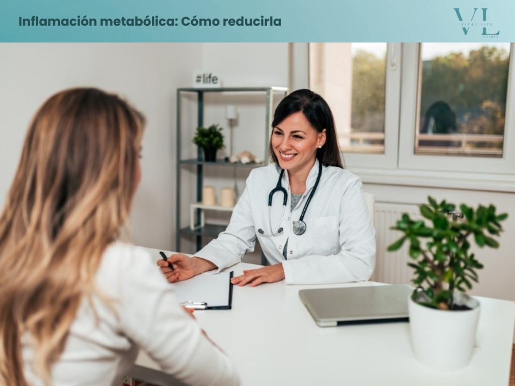 Médica explicándole sobre la inflamación metabólica al paciente en consulta